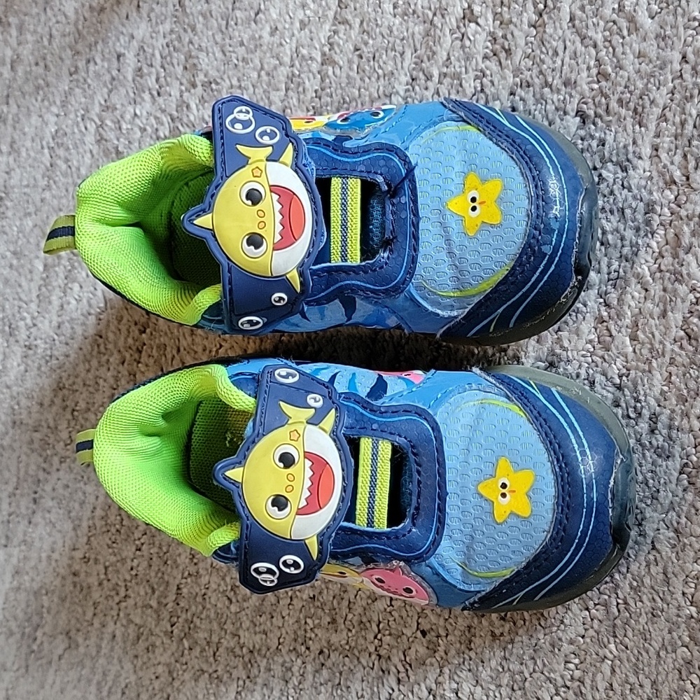 Pinkfong Baby Shark light up shoes, toddler size 7